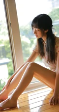 大眼睛女孩，齐刘海长发高挑线条感少女休闲小碎花短裤唯美写真图片