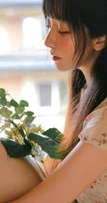 大眼睛女孩，齐刘海长发高挑线条感少女休闲小碎花短裤唯美写真图片