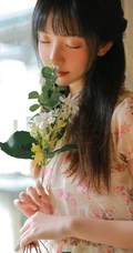 大眼睛女孩，齐刘海长发高挑线条感少女休闲小碎花短裤唯美写真图片
