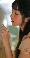 大眼睛女孩，齐刘海长发高挑线条感少女休闲小碎花短裤唯美写真图片