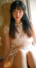 大眼睛女孩，齐刘海长发高挑线条感少女休闲小碎花短裤唯美写真图片