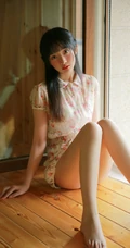 大眼睛女孩，齐刘海长发高挑线条感少女休闲小碎花短裤唯美写真图片