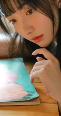 大眼睛女孩，齐刘海长发高挑线条感少女休闲小碎花短裤唯美写真图片