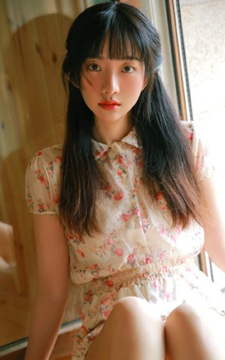 大眼睛女孩，齐刘海长发高挑线条感少女休闲小碎花短裤唯美写真图片