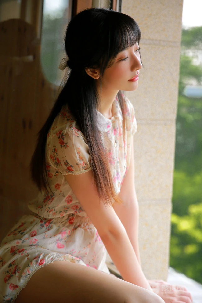 大眼睛女孩，齐刘海长发高挑线条感少女休闲小碎花短裤唯美写真图片