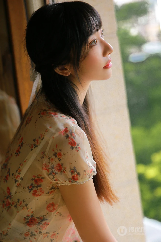 大眼睛女孩，齐刘海长发高挑线条感少女休闲小碎花短裤唯美写真图片