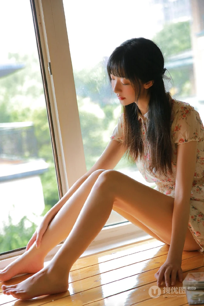 大眼睛女孩，齐刘海长发高挑线条感少女休闲小碎花短裤唯美写真图片