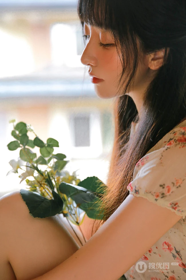 大眼睛女孩，齐刘海长发高挑线条感少女休闲小碎花短裤唯美写真图片