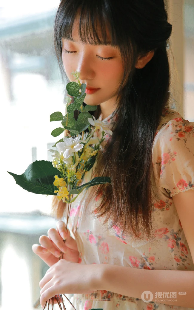 大眼睛女孩，齐刘海长发高挑线条感少女休闲小碎花短裤唯美写真图片