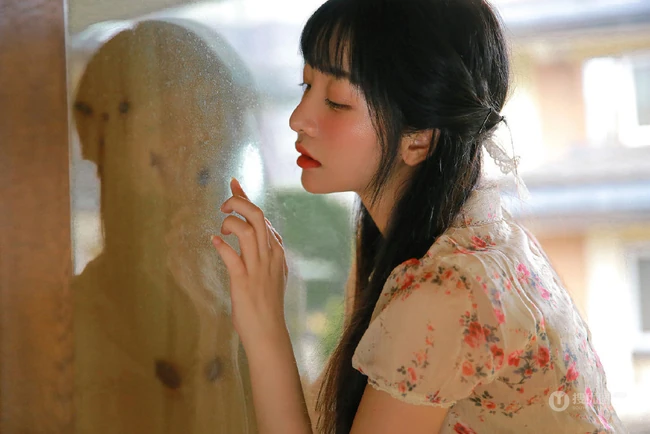 大眼睛女孩，齐刘海长发高挑线条感少女休闲小碎花短裤唯美写真图片