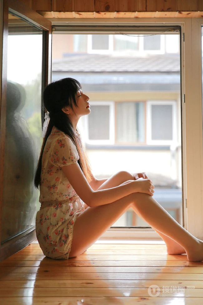 大眼睛女孩，齐刘海长发高挑线条感少女休闲小碎花短裤唯美写真图片