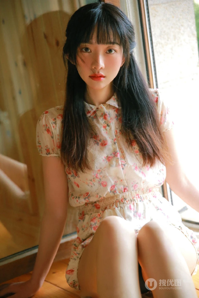 大眼睛女孩，齐刘海长发高挑线条感少女休闲小碎花短裤唯美写真图片