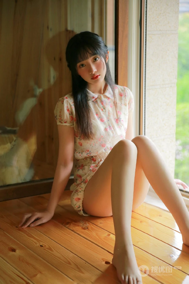 大眼睛女孩，齐刘海长发高挑线条感少女休闲小碎花短裤唯美写真图片
