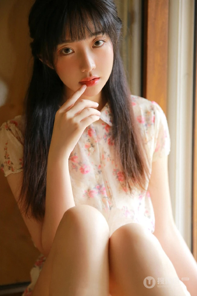 大眼睛女孩，齐刘海长发高挑线条感少女休闲小碎花短裤唯美写真图片