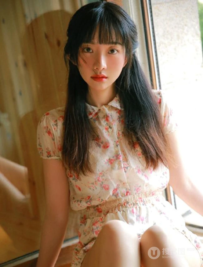 大眼睛女孩，齐刘海长发高挑线条感少女休闲小碎花短裤唯美写真图片