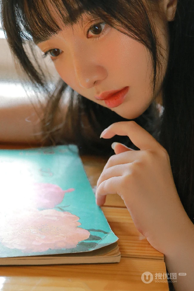 大眼睛女孩，齐刘海长发高挑线条感少女休闲小碎花短裤唯美写真图片