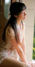 大眼睛女孩，齐刘海长发高挑线条感少女休闲小碎花短裤唯美写真图片