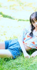 清纯双麻花辫美丽女孩户外写真，小碎花短上衣短裤着身，浅粉可人