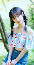 清纯双麻花辫美丽女孩户外写真，小碎花短上衣短裤着身，浅粉可人