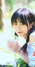 清纯双麻花辫美丽女孩户外写真，小碎花短上衣短裤着身，浅粉可人