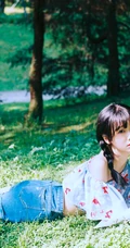 清纯双麻花辫美丽女孩户外写真，小碎花短上衣短裤着身，浅粉可人