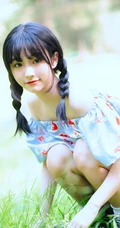 清纯双麻花辫美丽女孩户外写真，小碎花短上衣短裤着身，浅粉可人
