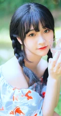 清纯双麻花辫美丽女孩户外写真，小碎花短上衣短裤着身，浅粉可人