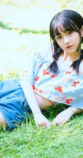 清纯双麻花辫美丽女孩户外写真，小碎花短上衣短裤着身，浅粉可人