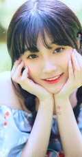 清纯双麻花辫美丽女孩户外写真，小碎花短上衣短裤着身，浅粉可人