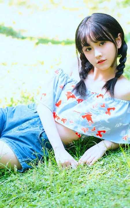 清纯双麻花辫美丽女孩户外写真，小碎花短上衣短裤着身，浅粉可人