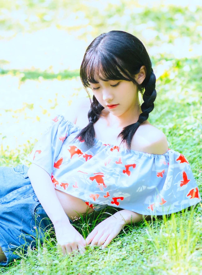 清纯双麻花辫美丽女孩户外写真，小碎花短上衣短裤着身，浅粉可人