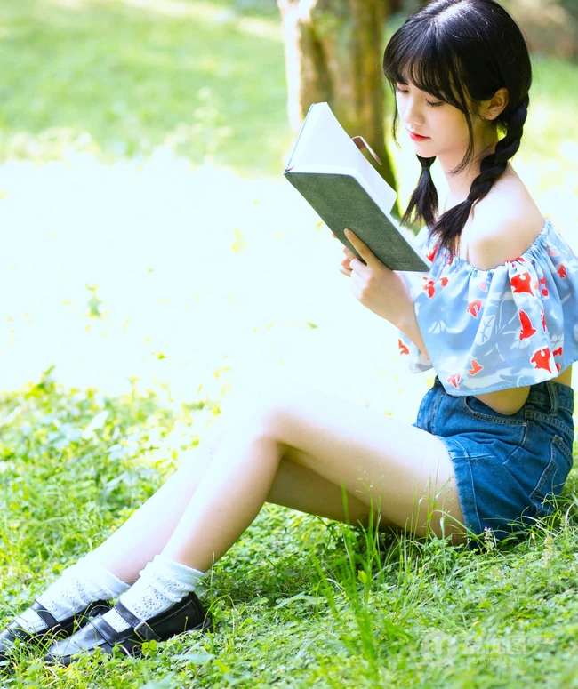 清纯双麻花辫美丽女孩户外写真，小碎花短上衣短裤着身，浅粉可人