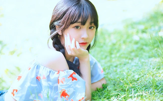 清纯双麻花辫美丽女孩户外写真，小碎花短上衣短裤着身，浅粉可人