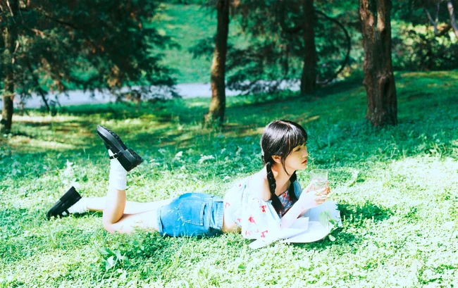 清纯双麻花辫美丽女孩户外写真，小碎花短上衣短裤着身，浅粉可人