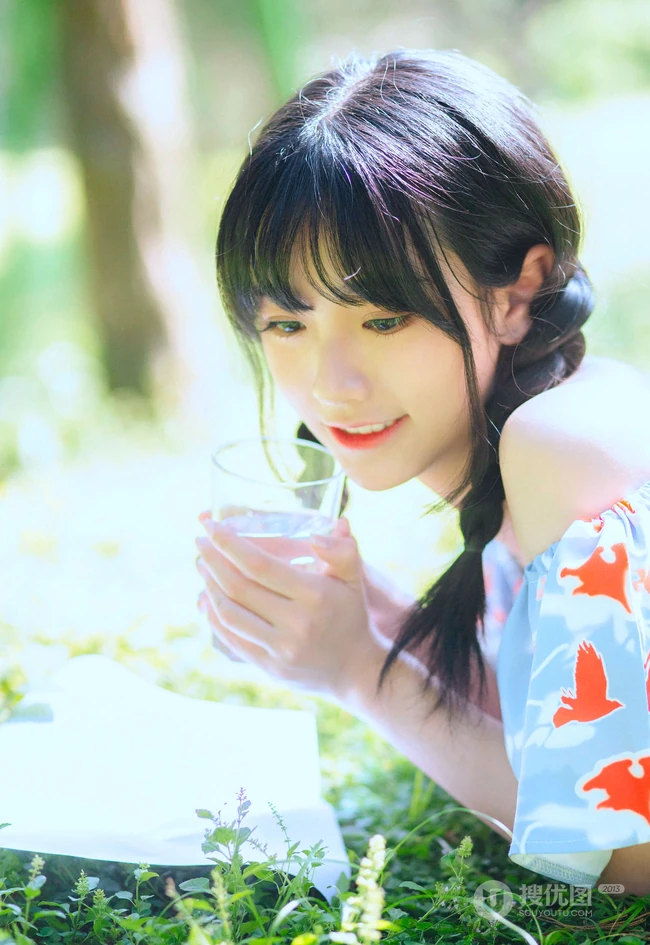 清纯双麻花辫美丽女孩户外写真，小碎花短上衣短裤着身，浅粉可人