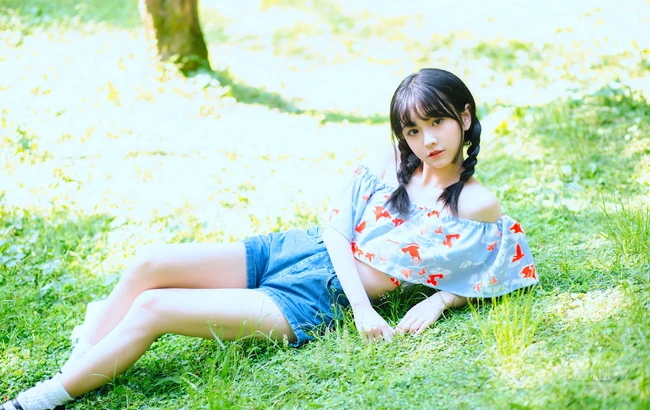 清纯双麻花辫美丽女孩户外写真，小碎花短上衣短裤着身，浅粉可人