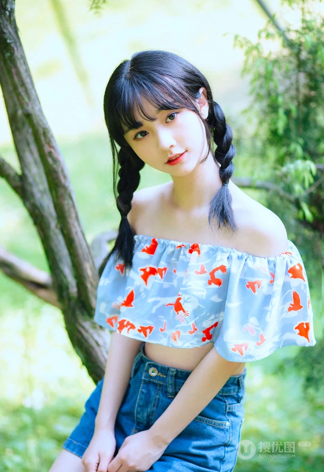 清纯双麻花辫美丽女孩户外写真，小碎花短上衣短裤着身，浅粉可人