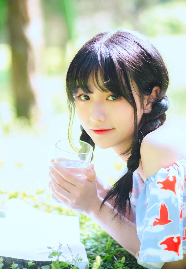 清纯双麻花辫美丽女孩户外写真，小碎花短上衣短裤着身，浅粉可人