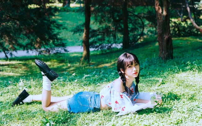 清纯双麻花辫美丽女孩户外写真，小碎花短上衣短裤着身，浅粉可人