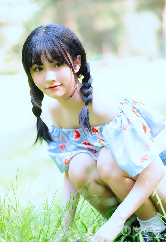 清纯双麻花辫美丽女孩户外写真，小碎花短上衣短裤着身，浅粉可人