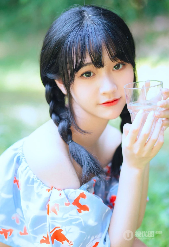 清纯双麻花辫美丽女孩户外写真，小碎花短上衣短裤着身，浅粉可人