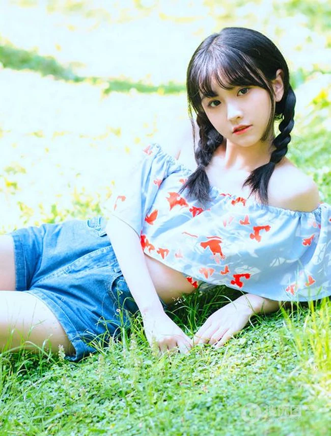 清纯双麻花辫美丽女孩户外写真，小碎花短上衣短裤着身，浅粉可人