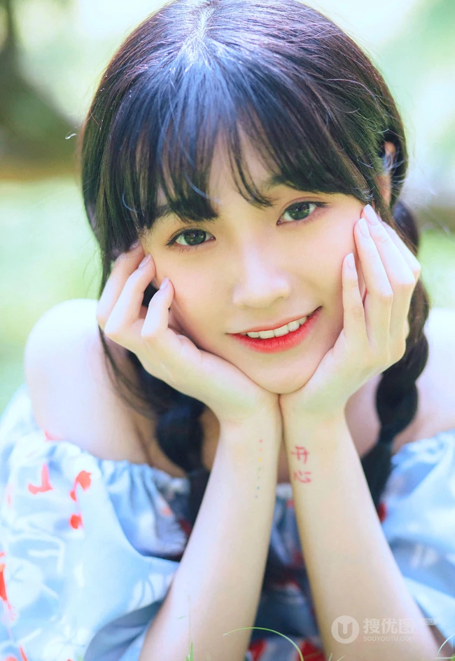 清纯双麻花辫美丽女孩户外写真，小碎花短上衣短裤着身，浅粉可人