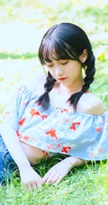 清纯双麻花辫美丽女孩户外写真，小碎花短上衣短裤着身，浅粉可人