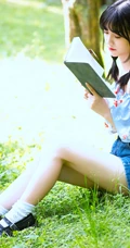 清纯双麻花辫美丽女孩户外写真，小碎花短上衣短裤着身，浅粉可人