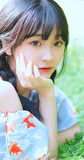 清纯双麻花辫美丽女孩户外写真，小碎花短上衣短裤着身，浅粉可人
