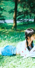 清纯双麻花辫美丽女孩户外写真，小碎花短上衣短裤着身，浅粉可人