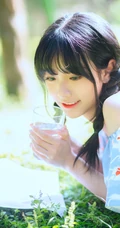 清纯双麻花辫美丽女孩户外写真，小碎花短上衣短裤着身，浅粉可人