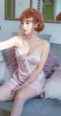 长相标致，脸型小巧的时尚气质成熟修身女生肩带丝绸睡裙吸睛图片