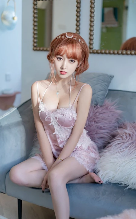 长相标致，脸型小巧的时尚气质成熟修身女生肩带丝绸睡裙吸睛图片